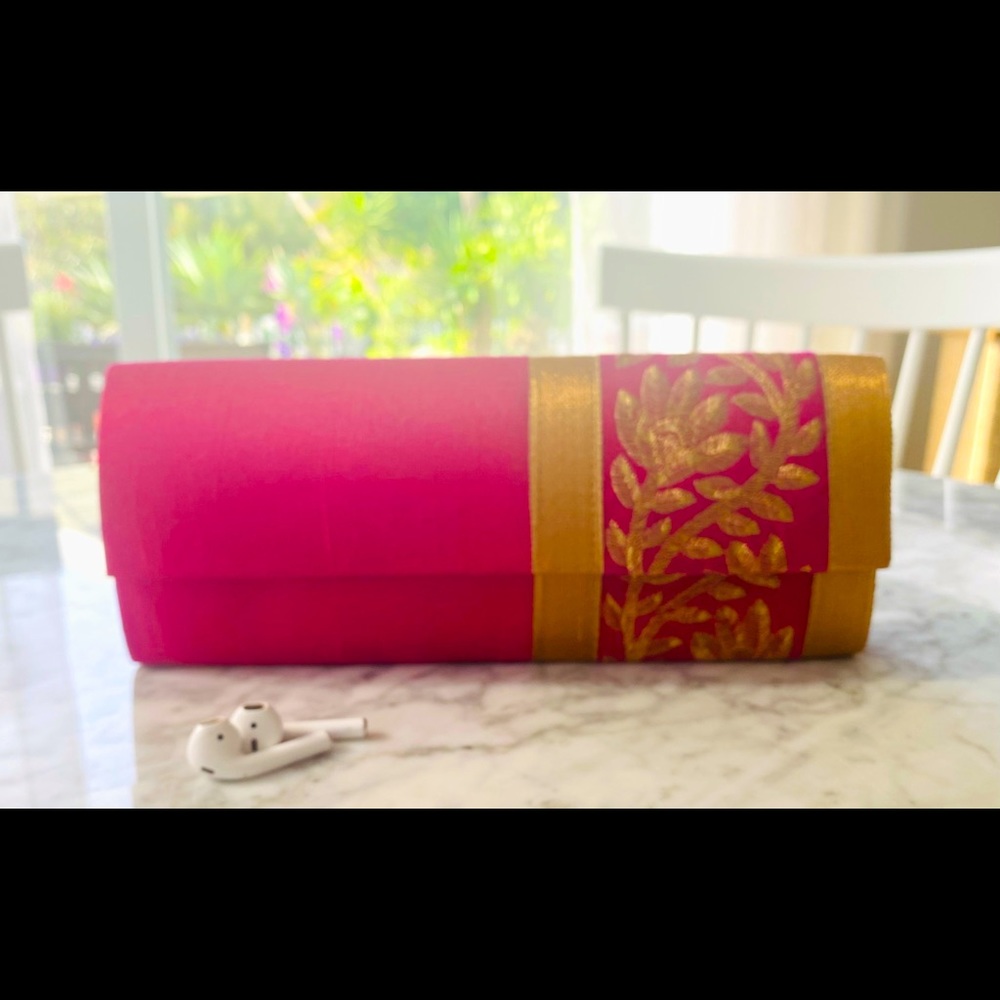 NWOT Beautiful Embroidered Shantung Silk Clutch